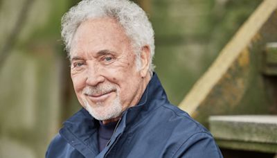 Tom Jones cuelga el cartel de "entradas agotadas" en el Festival Icónica