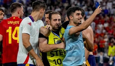 歐洲國家盃｜西班牙球迷走入球場Selfie 連累莫拉達被保安撞傷 | am730