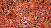 Aficionados holandeses se reúnen en Berlín para que la Naranja Mecánica enfrente a Austria