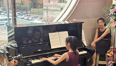 台鐵鶯歌車站整修後 廊道增設藝文鋼琴演奏區