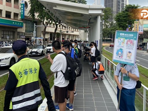 高雄輕軌成學生通勤重要交通 捷運局以加班車與接駁公車優化疏運成效 | 蕃新聞