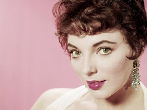 10 Ultra Glam Rare Photos of Joan Collins in the '50s