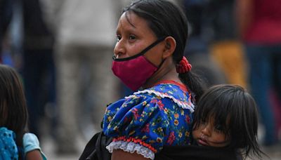 "La situación es dramática": los centenares de indígenas que viven acampados en un parque del centro Bogotá en condiciones insalubres