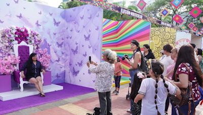 Guayaquileños coparon el Hemiciclo de la Rotonda para hacerse coloridos ‘selfies’ y disfrutar de show musical