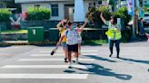 小學生舉手過馬路！台東國小生向駕駛鞠躬 扎根安全教育