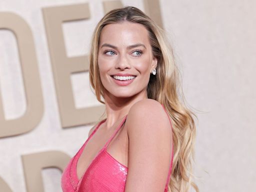 Pregnant Margot Robbie seen eating Pret sandwich on first class train