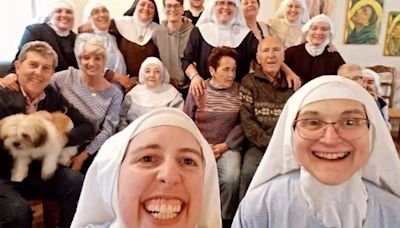 El selfie de las monjas "cismáticas" negando estar secuestradas revoluciona las redes