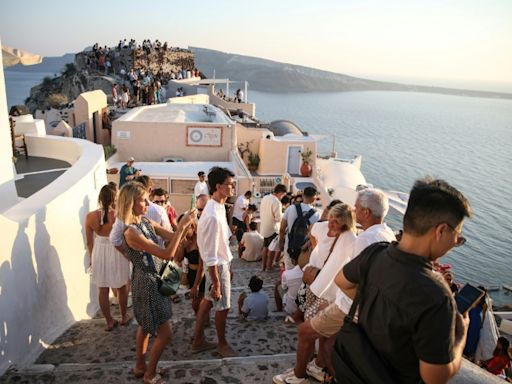 Santorini, la "isla Instagram" de Grecia, al límite de la saturación turística