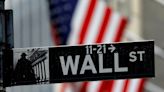 Wall Street sube gracias a un mercado laboral desacelerado pero fuerte en EEUU