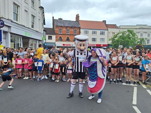 Grimsby Town mascot Mighty Mariner joins in charity run for cancer