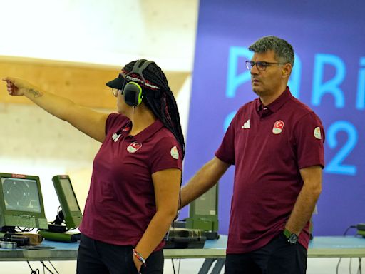 Yusuf Dikec, el tirador turco que se hizo viral en París 2024 por su actitud casual al ganar una medalla de plata