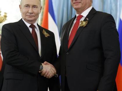 Encuentro entre los presidentes de Rusia y Cuba en Moscú