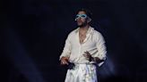 Bad Bunny inicia el año con polémica tras lanzar el celular de una fan al mar