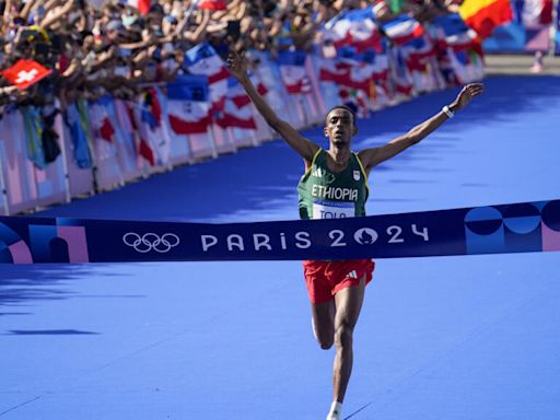 JO 2024: l'Éthiopien Tamirat Tola remporte le marathon de Paris et bat le record olympique