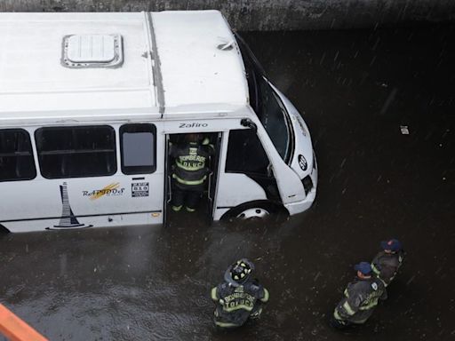 A causa de la lluvias, autobús de pasajeros en Toluca queda atrapado en la ruta del Tren Interurbano | El Universal