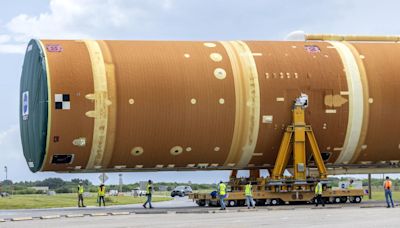 El cohete de la misión lunar Artemis II ya está en un hangar del centro Kennedy