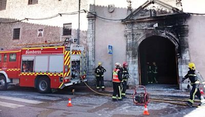 Arde la puerta de la iglesia de las monjillas de la Puerta de Valencia de Cuenca