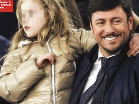 Andrea Giambruno dolce papà, con la figlia Ginevra allo Stadio Olimpico: dietro di loro anche la mamma di Giorgia Meloni