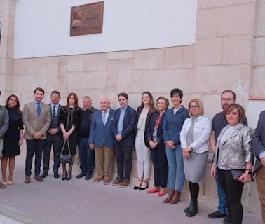 Una nueva placa en bronce recuerda en Cabra al marino Dionisio Alcalá-Galiano