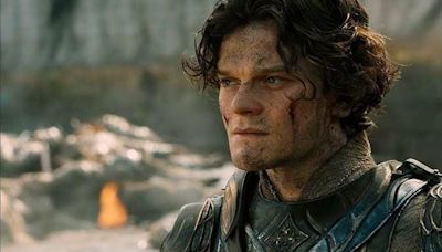 Elrond Actor Robert Aramayo Was Against That Bizarre ‘Rings Of Power’ Kiss