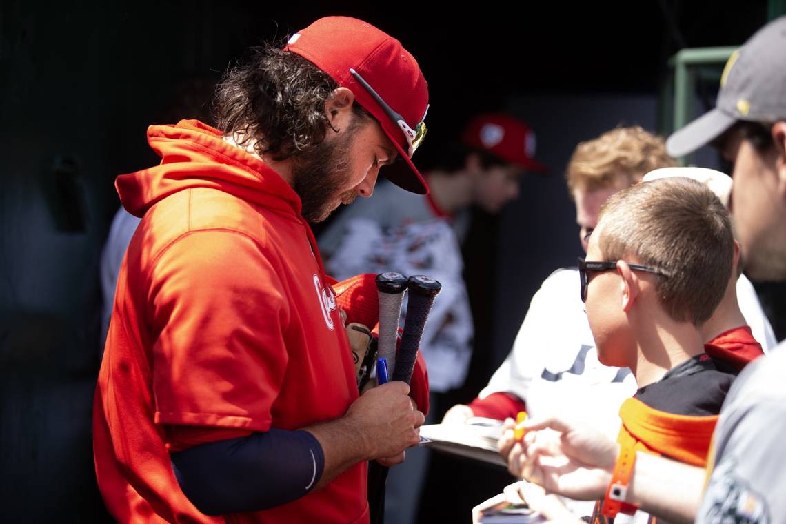 Seldom-seen Brandon Crawford having a positive influence in Cardinals’ clubhouse