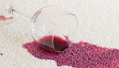 Los trucos definitivos para eliminar manchas de vino de la ropa