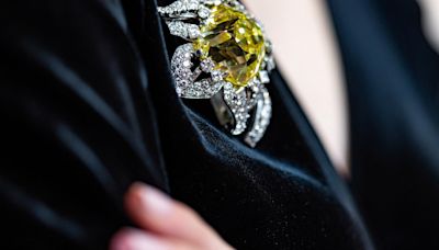 Yellow diamond brooch resembling Queen Elizabeth's up for auction