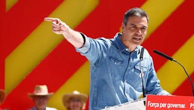 Pedro Sánchez arremete contra PP y Vox e insta a decidir entre la democracia o el "barrizal" en las elecciones catalanas