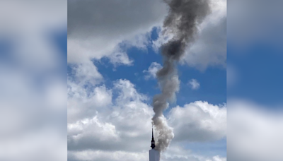 À Rouen, la flèche de la cathédrale est en feu et les images sont impressionnantes