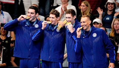 Estados Unidos consigue su primera medalla de oro en París con el relevo masculino en natación