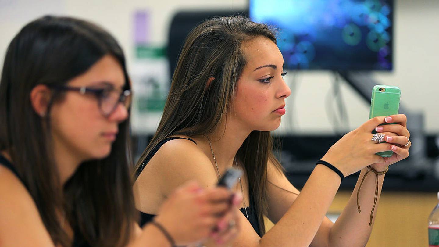 Iowa high school bans cell phones, air pods to improves students’ mental health