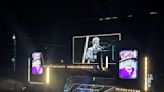 Elton John homenajea a Isabel II en un concierto en Toronto