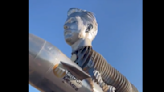 La escultura de Elon Musk con cuerpo de cabra tenía una clara intención y ha fallado