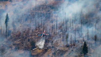 Bomberos luchan contra enorme incendio forestal en California antes de tormentas eléctricas