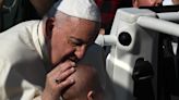 Que la Iglesia no huya para no afrontar problemas, dice el papa en Quebec