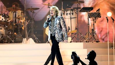 Sir Rod Stewart 'booed' by German crowd while making show of support for Ukraine