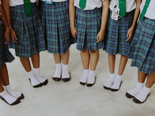 Capturan y liberan a hombre que se disfrazaba de colegiala en Perú, es señalado de acoso | El Universal