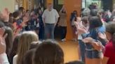 La despedida a Chema, conserje de un colegio gallego jubilado tras 40 años: “Me costó no soltar el lagrimón”