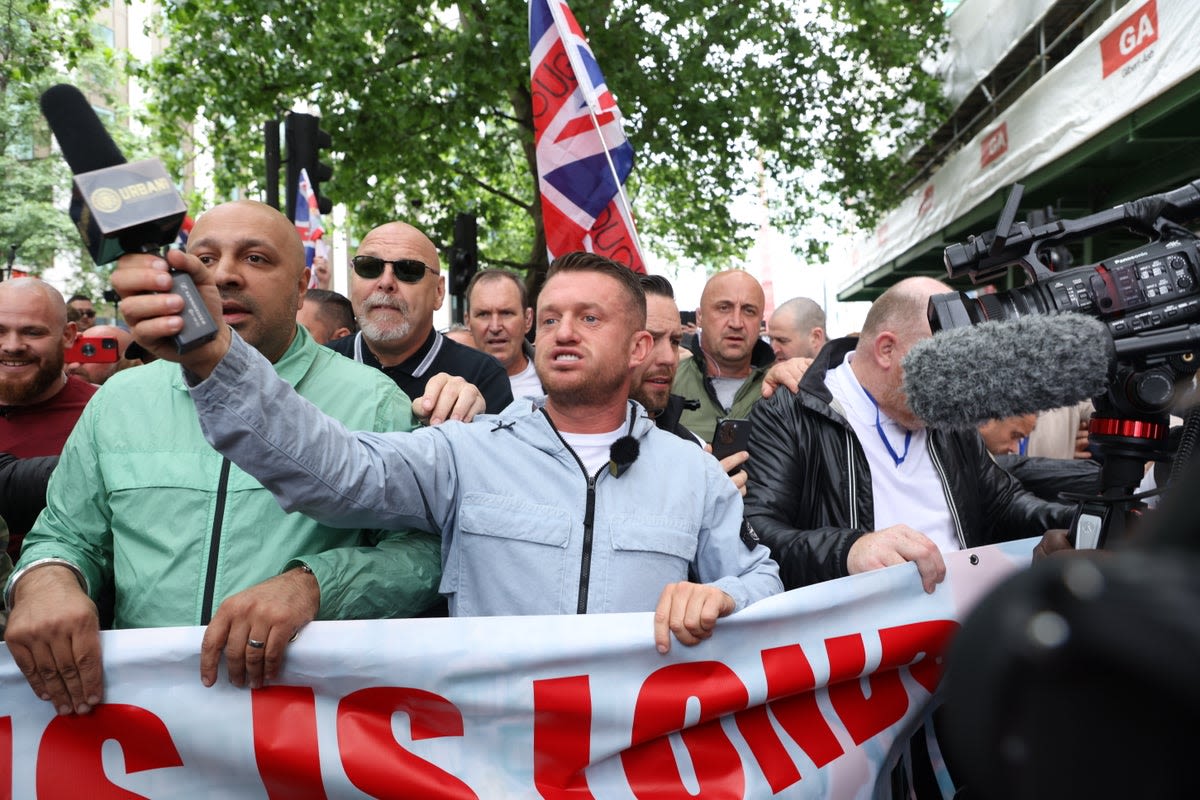 Tommy Robinson marchers lead anti-Muslim chant in London demo