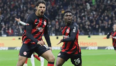 Eintracht Frankfurt besiegt den FC Augsburg am 30. Spieltag