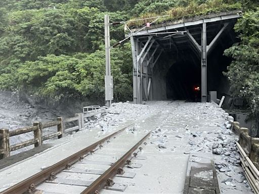 是人禍？台鐵員工爆監控室怠職：新自強出軌前19分鐘就拍到土石