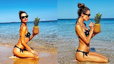 Alessandra Ambrosio posa de biquíni em praia italiana e ganha elogios: 'Rainha'