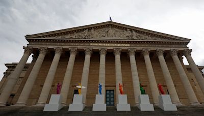 Una Francia dividida entró en territorio político desconocido tras una votación histórica