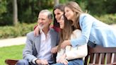 Los Reyes celebran su 20 aniversario de boda con varias fotos de familia en los jardines del Palacio Real