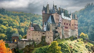 Uno de los castillos medievales más espectaculares de Europa: está en pleno bosque y a orillas de un río