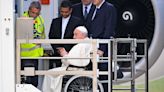 El papa Francisco no pudo levantarse a saludar a los periodistas en su vuelo a Bahréin por un profundo dolor en su rodilla