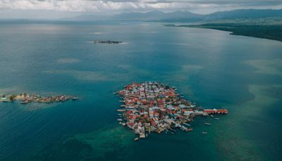 Una isla se hunde en el Caribe frente a Panamá y sus habitantes luchan por mantener sus hogares