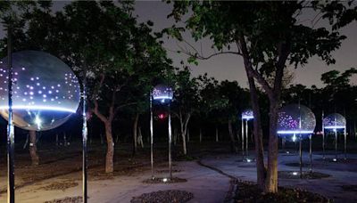 中央公園漂浮12顆彩球 台中「島球訊號」入夜綻彩光 - 寶島