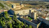 El pequeño pueblo de Cuenca que alberga el ‘Escorial de La Mancha’: un monasterio que destaca por su mezcla de estilos