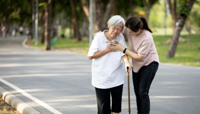 8旬老婦呼吸喘、胸悶，原來是1疾病作祟，病因分3種，高齡者多為退化性